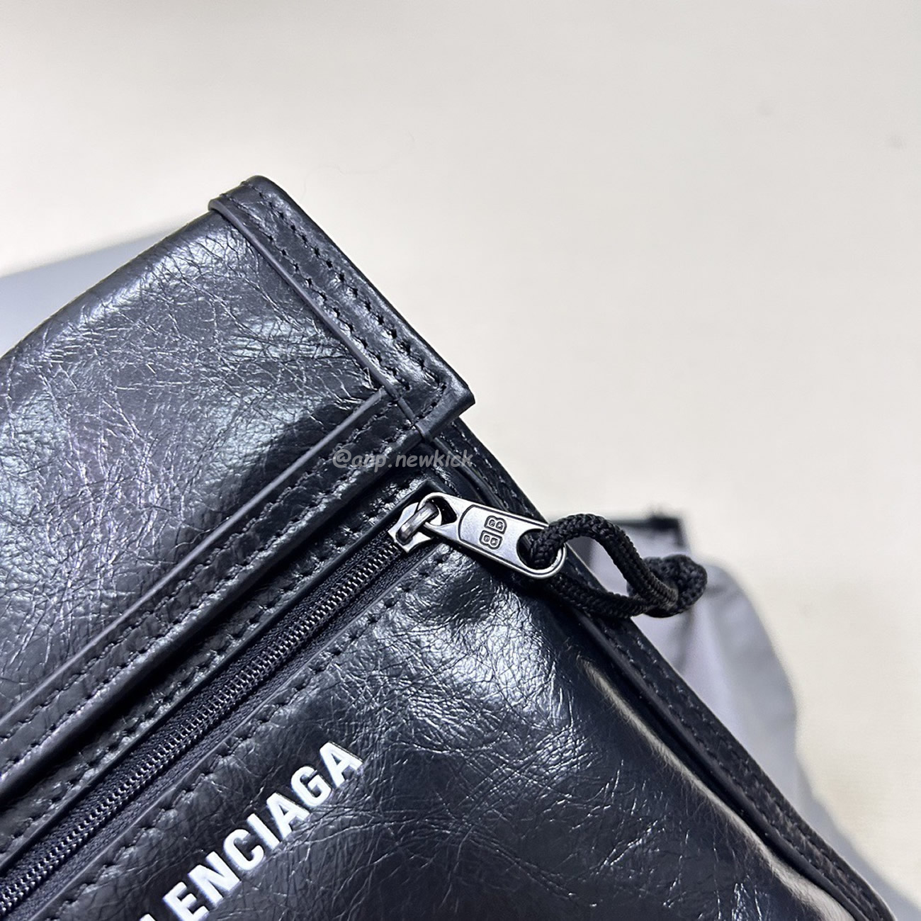 Balenciaga Explorer Arena Cracked Leather Messenger Bag Black (16) - www.newkick.vip
